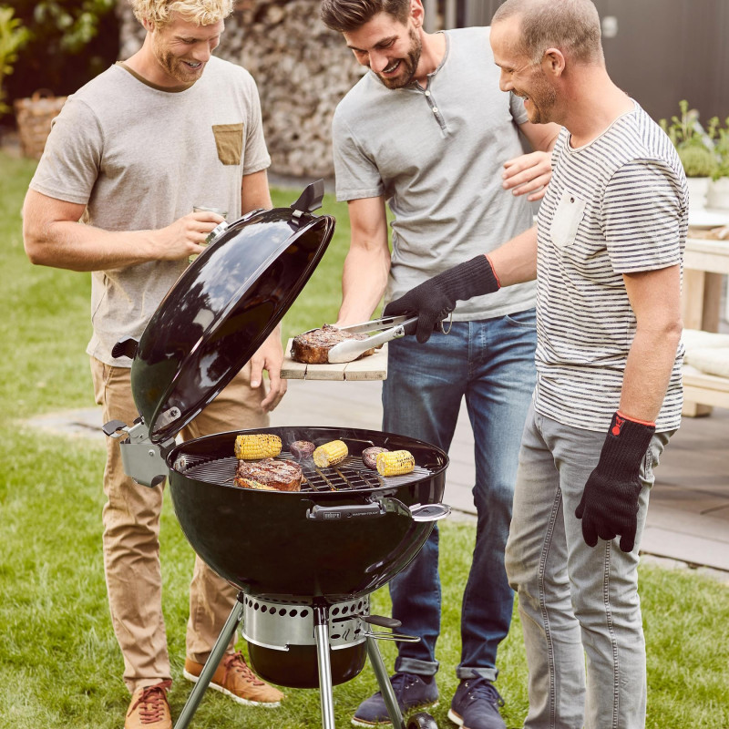 Gratar pe carbuni Weber Master Touch WB 14701004, 57 cm, Otel inoxidabil, Reglare flux de aer, 2 roti gumate, Termometru incorporat, Negru