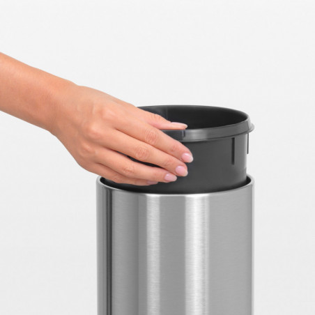 Brabantia Touch Bin 647215, 3 L, Deschidere lină și silențioasă, Montat pe perete, Gri