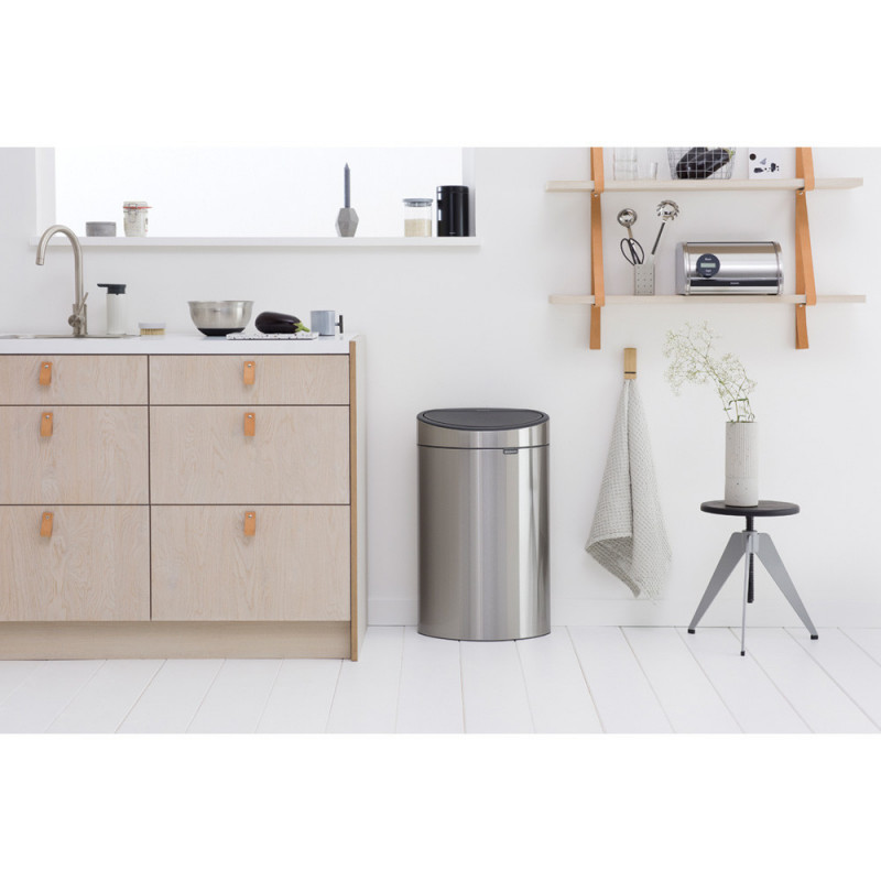 Coș de gunoi Brabantia Touch Bin New 649734, 40 l, Închidere silențioasă și lină, Spate plat, Rezistent la amprente, Oțel inoxidabil/mat