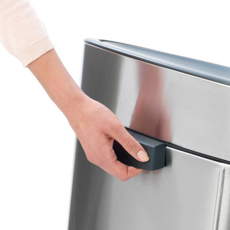 Coș de gunoi Brabantia Touch Bin New 649734, 40 l, Închidere silențioasă și lină, Spate plat, Rezistent la amprente, Oțel inoxidabil/mat