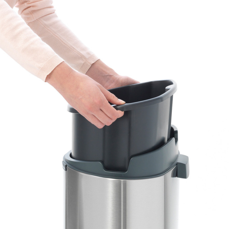 Coș de gunoi Brabantia Touch Bin New 649734, 40 l, Închidere silențioasă și lină, Spate plat, Rezistent la amprente, Oțel inoxidabil/mat