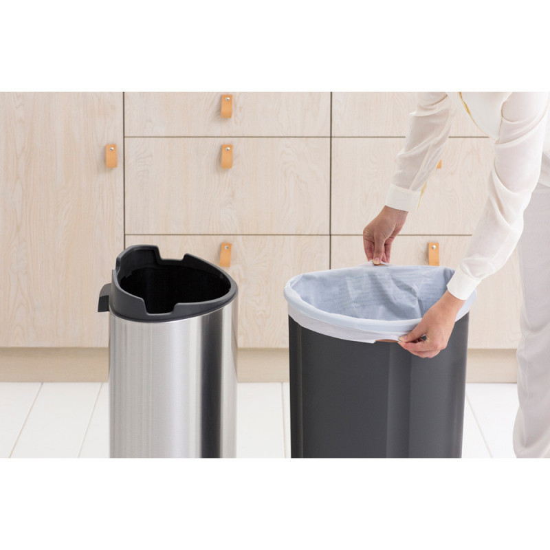 Coș de gunoi Brabantia Touch Bin New 649734, 40 l, Închidere silențioasă și lină, Spate plat, Rezistent la amprente, Oțel inoxidabil/mat