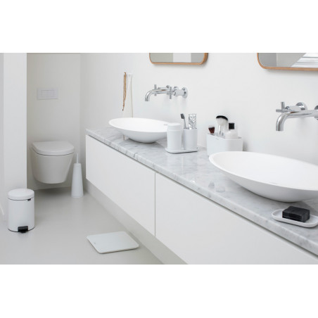 Organizator pentru periute de dinti Brabantia ReNew 1003494, Rezistent la coroziune, Separator intern, Baza antiderapanta, Alb
