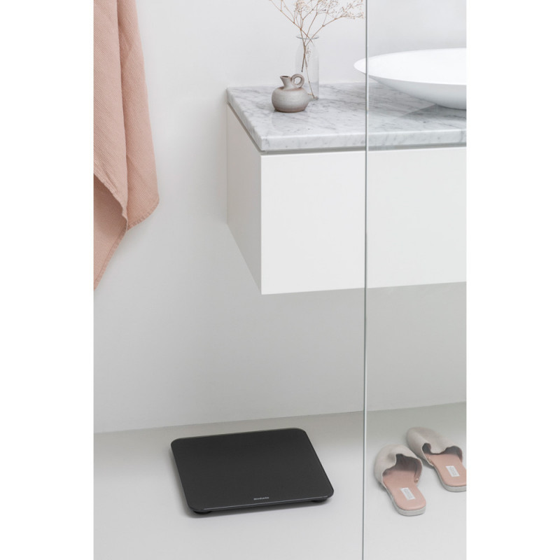 Cantar digital Brabantia ReNew 1003495, Pana la 180 kg, Cu baterii, Inchidere automata, Gri inchis