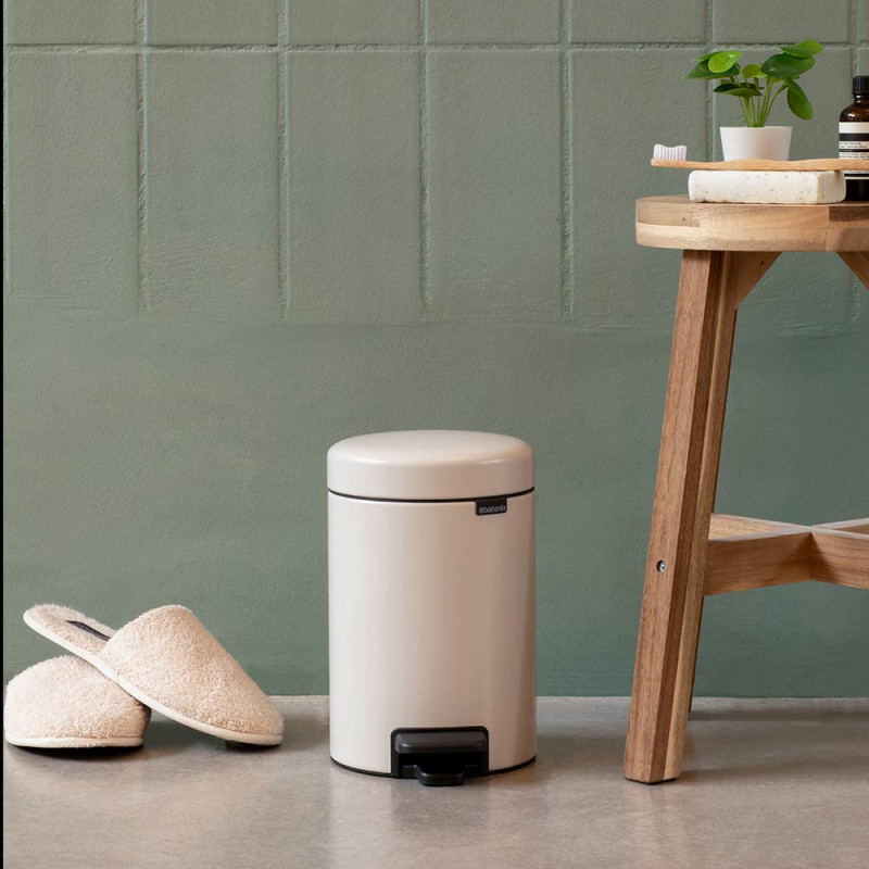 Cos de gunoi cu pedala Brabantia NewIcon 1005527, 5 L, Inchidere lina, Baza antiderapanta, Bej