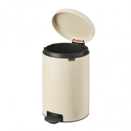 Cos de gunoi cu pedala Brabantia NewIcon 1005535, 20 L, Inchidere lina, Baza antiderapanta, Bej