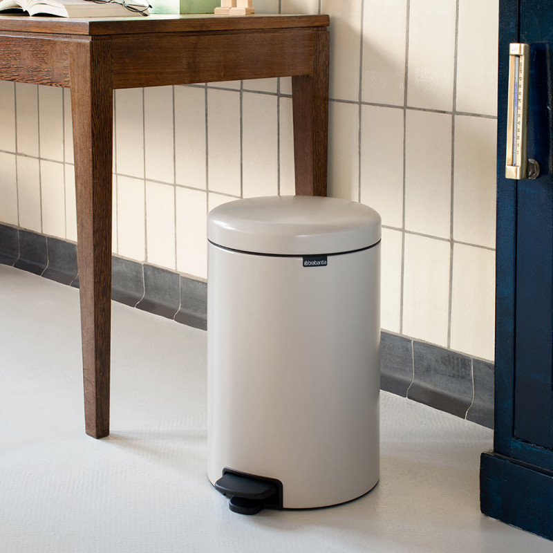 Cos de gunoi cu pedala Brabantia NewIcon 1005535, 20 L, Inchidere lina, Baza antiderapanta, Bej