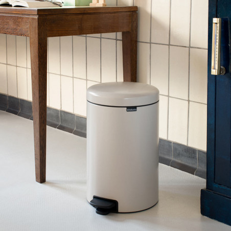 Cos de gunoi cu pedala Brabantia NewIcon 1005535, 20 L, Inchidere lina, Baza antiderapanta, Bej