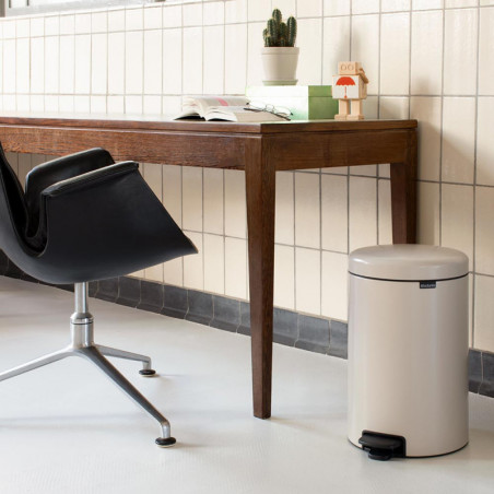Cos de gunoi cu pedala Brabantia NewIcon 1005535, 20 L, Inchidere lina, Baza antiderapanta, Bej
