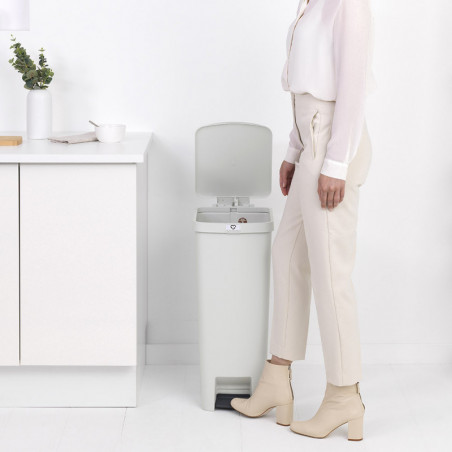 Coș cu pedală Brabantia StepUp 1005556, 40 L, Materiale ecologice, Deschidere mare, Gri deschis