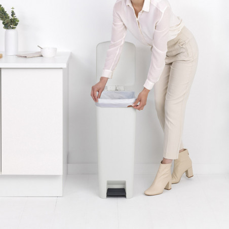 Coș cu pedală Brabantia StepUp 1005556, 40 L, Materiale ecologice, Deschidere mare, Gri deschis