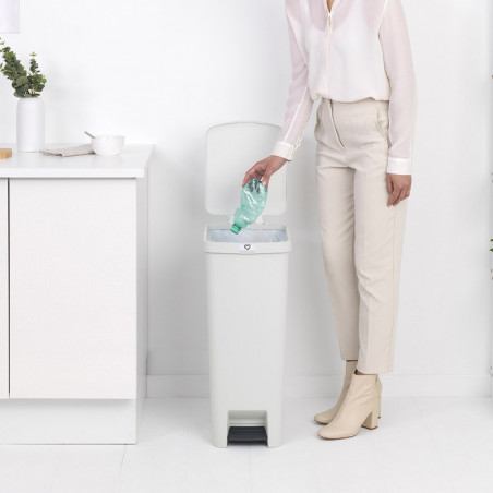 Coș cu pedală Brabantia StepUp 1005556, 40 L, Materiale ecologice, Deschidere mare, Gri deschis