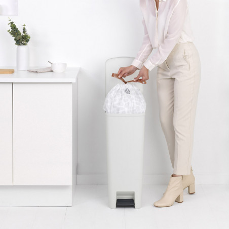 Coș cu pedală Brabantia StepUp 1005556, 40 L, Materiale ecologice, Deschidere mare, Gri deschis