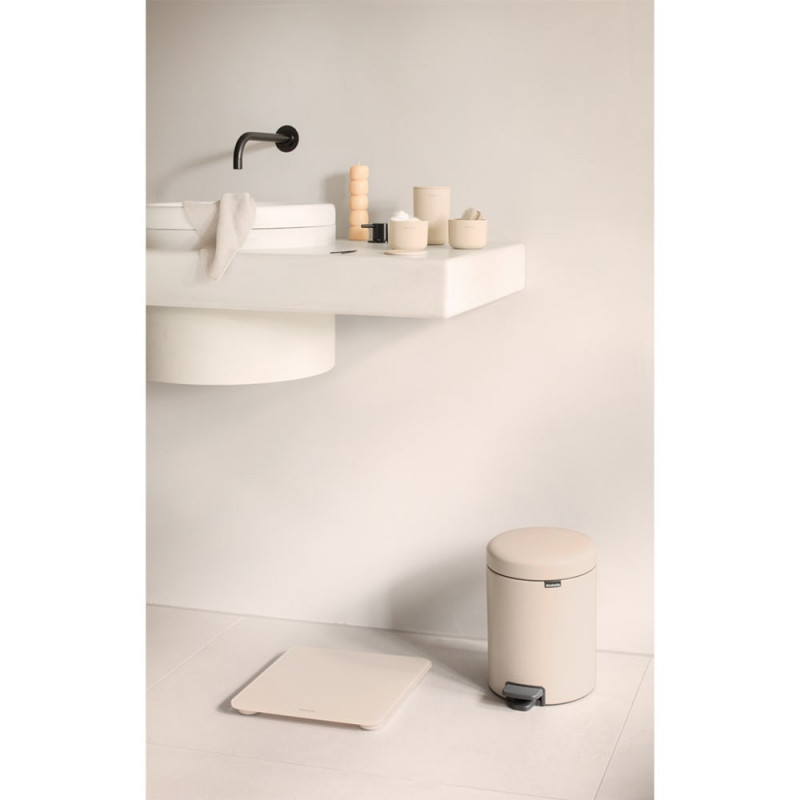 Cantar digital Brabantia ReNew 1006262, Pana la 180 kg, 4xAAA inclus, Auto shut-off, Bej
