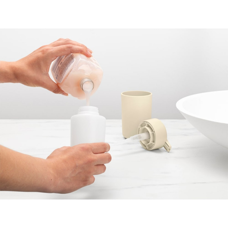 Dozator pentru sapun lichid Brabantia ReNew 1006264, 250 ml, Baza antiderapanta, Fara picurare, Bej