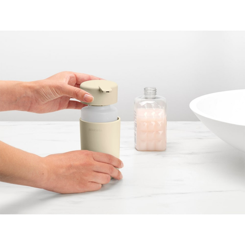 Dozator pentru sapun lichid Brabantia ReNew 1006264, 250 ml, Baza antiderapanta, Fara picurare, Bej