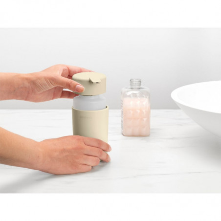 Dozator pentru sapun lichid Brabantia ReNew 1006264, 250 ml, Baza antiderapanta, Fara picurare, Bej
