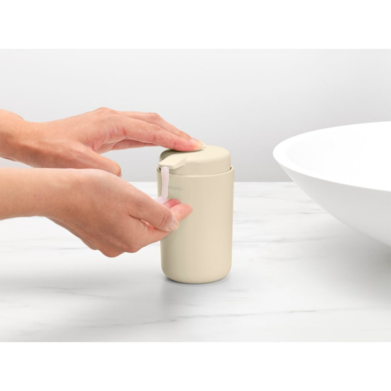 Dozator pentru sapun lichid Brabantia ReNew 1006264, 250 ml, Baza antiderapanta, Fara picurare, Bej