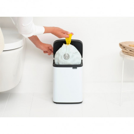 Cos de gunoi Brabantia Bo Small 1006621, 4 L, Deschidere lina si silentioasa, Baza antiderapanta, Alb