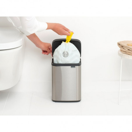 Cos de gunoi Brabantia Bo Small 1006625, 4 L, Deschidere lina si silentioasa, Baza antiderapanta, Rezistent la amprente, Inox/Mat