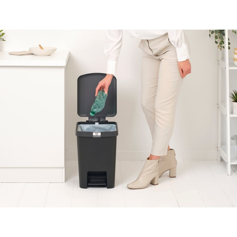 Coș cu pedală Brabantia StepUp 1008482, 25 L, Materiale ecologice, Deschidere mare, Gri închis