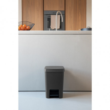Coș cu pedală Brabantia StepUp 1008482, 25 L, Materiale ecologice, Deschidere mare, Gri închis