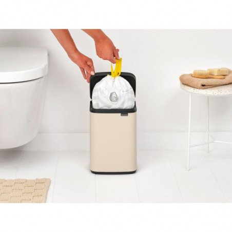 Cos de gunoi Brabantia Bo Small 1008865, 4 L, Deschidere lina si silentioasa, Baza antiderapanta, Bej