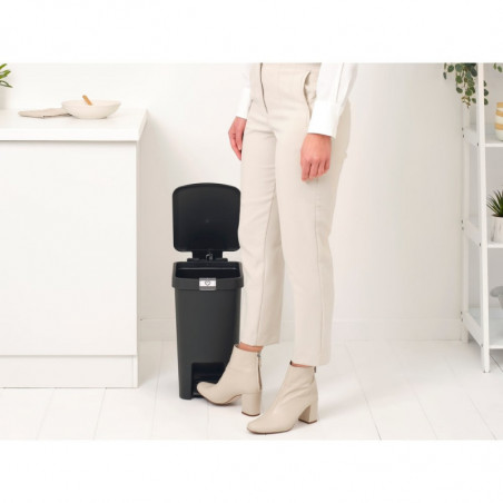 Coș cu pedală Brabantia StepUp 1008479, 16 L, Materiale ecologice, Deschidere mare, Gri închis