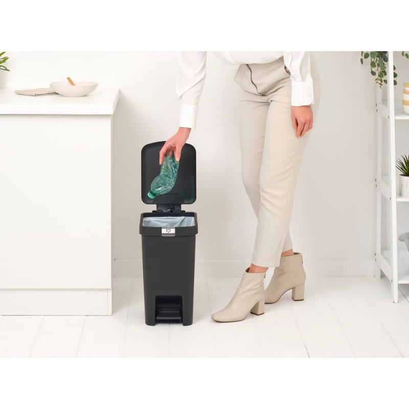 Coș cu pedală Brabantia StepUp 1008479, 16 L, Materiale ecologice, Deschidere mare, Gri închis