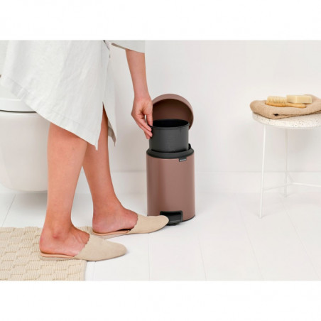 Cos de gunoi cu pedala Brabantia NewIcon 1008837, 3 L, Inchidere lina, Baza antiderapanta, Finisaj satinat, Maro