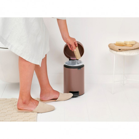 Cos de gunoi cu pedala Brabantia NewIcon 1008837, 3 L, Inchidere lina, Baza antiderapanta, Finisaj satinat, Maro