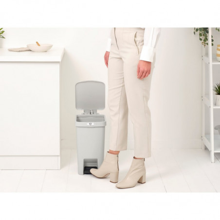 Coș cu pedală Brabantia StepUp 1008480, 16 L, Materiale ecologice, Deschidere mare, Gri deschis