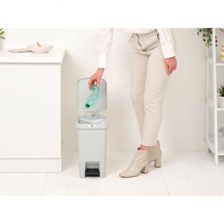 Coș cu pedală Brabantia StepUp 1008480, 16 L, Materiale ecologice, Deschidere mare, Gri deschis