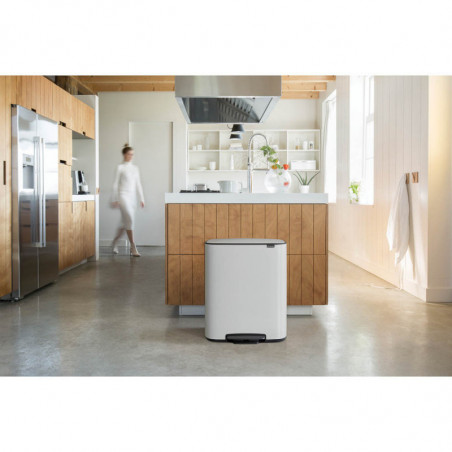 Coș de gunoi Brabantia Bo Pedal 1003182, 60 l, închidere ușoară, bază antiderapantă, alb