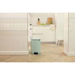 Cos de gunoi cu pedala Brabantia NewIcon 1008847, 20 L, Inchidere lina, Baza antiderapanta, Verde deschis
