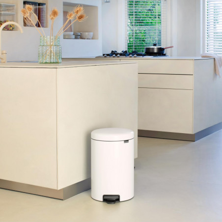 Cos de gunoi cu pedala Brabantia NewIcon 649034, 20 L, Inchidere lina, Baza antiderapanta, Alb