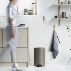 Coș cu pedală Brabantia NewIcon 649042, 20 l, închidere lină, bază antiderapantă, gri
