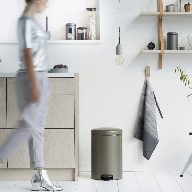 Coș cu pedală Brabantia NewIcon 649042, 20 l, închidere lină, bază antiderapantă, gri