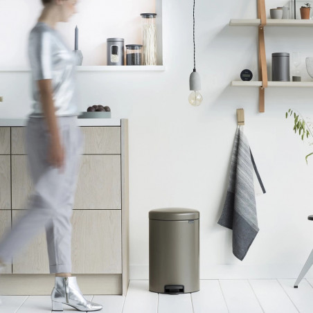 Coș cu pedală Brabantia NewIcon 649042, 20 l, închidere lină, bază antiderapantă, gri