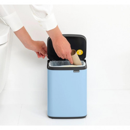 Cos de gunoi Brabantia Bo Small 1006626, 4 L, Deschidere lina si silentioasa, Baza antiderapanta, Albastru deschis