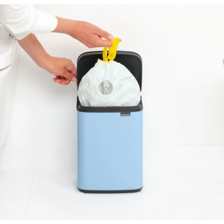 Cos de gunoi Brabantia Bo Small 1006626, 4 L, Deschidere lina si silentioasa, Baza antiderapanta, Albastru deschis