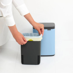 Cos de gunoi Brabantia Bo Small 1006626, 4 L, Deschidere lina si silentioasa, Baza antiderapanta, Albastru deschis