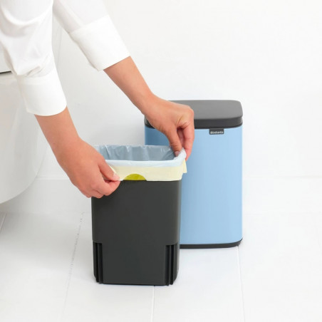 Cos de gunoi Brabantia Bo Small 1006626, 4 L, Deschidere lina si silentioasa, Baza antiderapanta, Albastru deschis