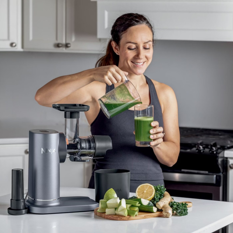 Ninja Cold Press Juicer JC151EU, 150W, 700 ml, Presă la rece, 2 filtre, fără BPA, viteză inversă, negru/gri