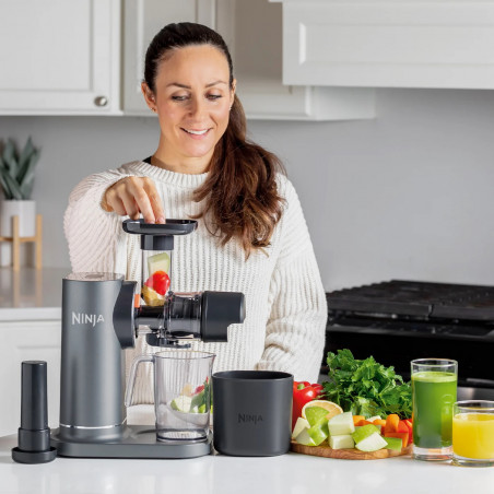 Ninja Cold Press Juicer JC151EU, 150W, 700 ml, Presă la rece, 2 filtre, fără BPA, viteză inversă, negru/gri