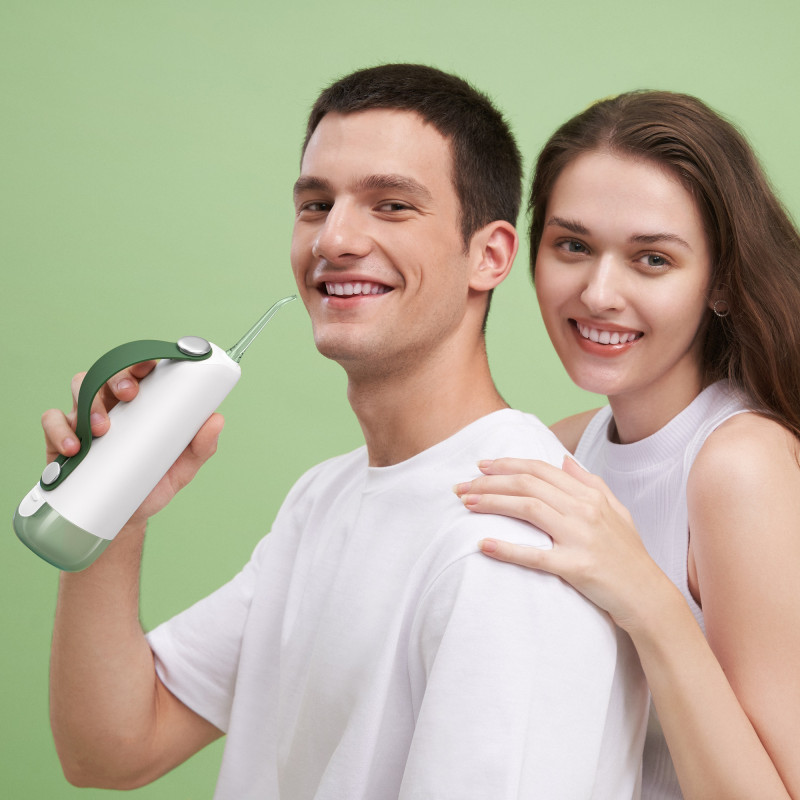 Irigator dentar Oclean W10, 5 moduri, 2 duze, 200 ml, 1400 impulsuri pe minut, IPX7, USB-C, Verde