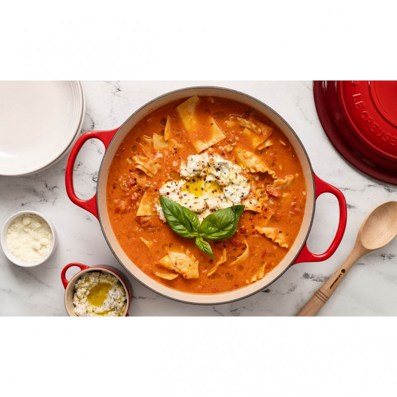 Oala din fonta Le Creuset 24147260912, 5,6 l, 26 cm, Pana la 260°C, Acoperire email, Inductie, Cuptor, Rosu