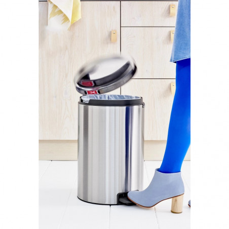 Coș cu pedală Brabantia NewIcon 649046, 20 l, închidere lină, bază antiderapantă, rezistent la amprente, Inox/Mate