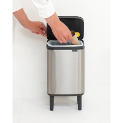 Cos de gunoi Brabantia Bo Small Hi 1006642, 4 l, Deschidere lina si silentioasa, Baza antiderapanta, Rezistent la amprente, Otel inoxidabil/Mat