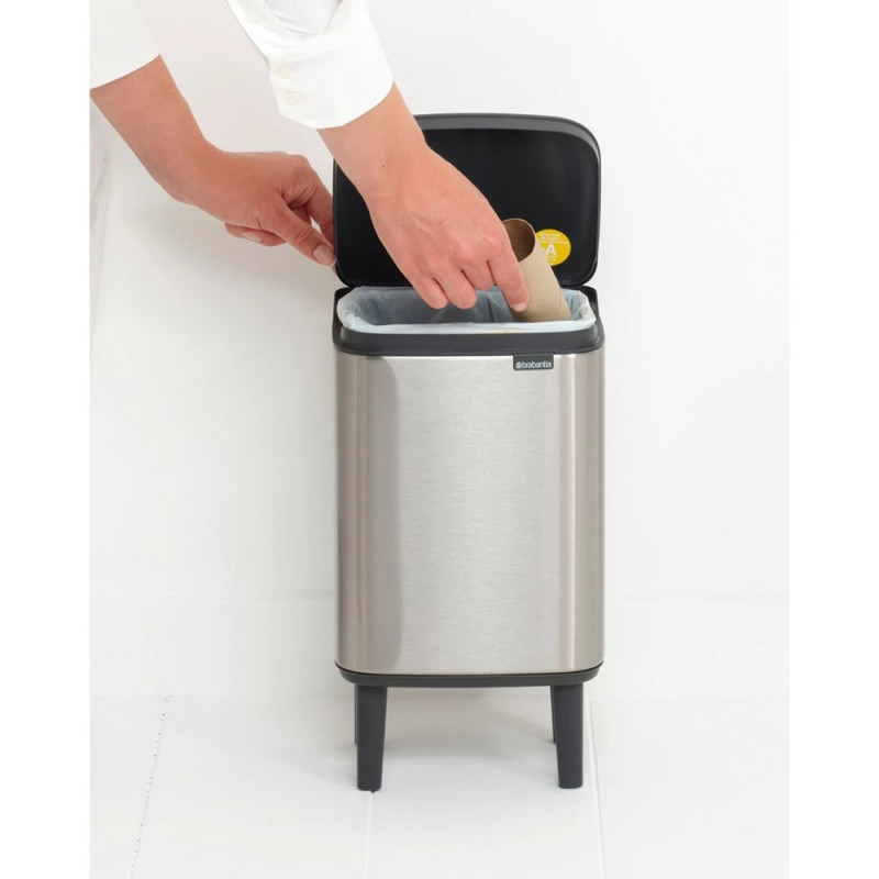 Cos de gunoi Brabantia Bo Small Hi 1006642, 4 l, Deschidere lina si silentioasa, Baza antiderapanta, Rezistent la amprente, Otel inoxidabil/Mat